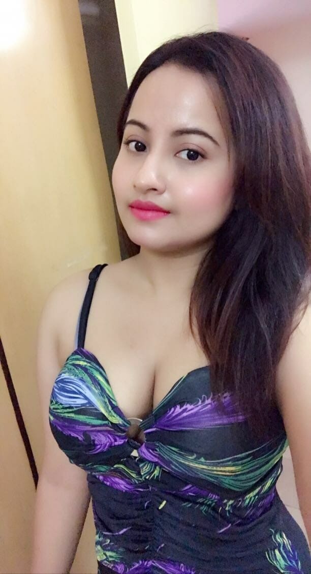 Call girls in Sector 21, Noida 9990233396 Escorts service