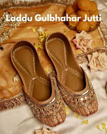 Step into a world of sophistication with Gulbhahar’s Punjabi Jutti for Ladies